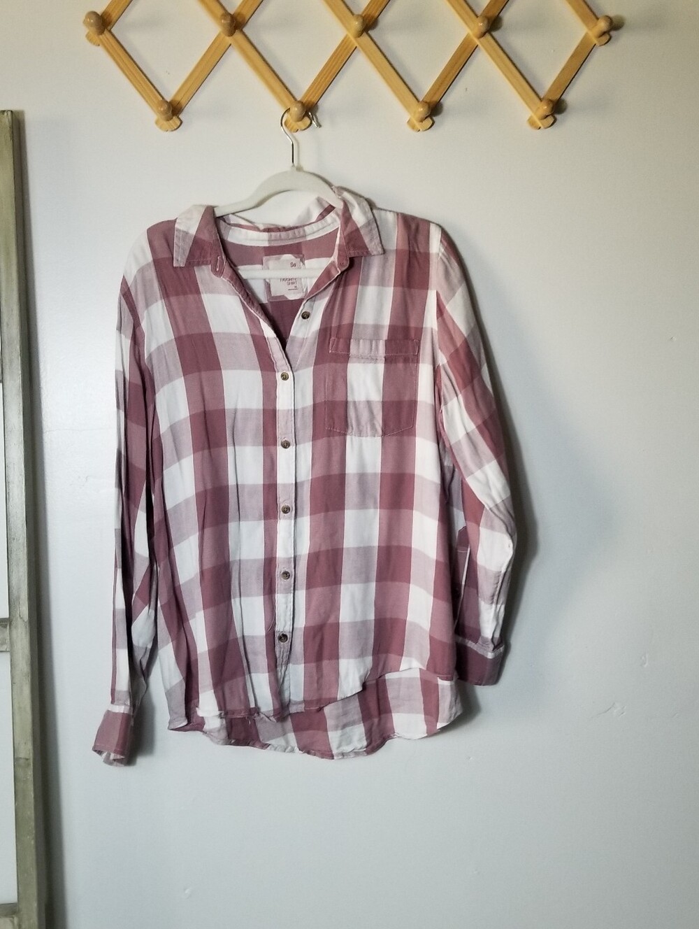 SO WOMEN'S MAUVE AND WHITE PLAID BUTTON DOWN SIZE XL